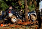 Adolescente pega carro escondido do pai, bate em árvore e passageiro morre