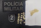 Polícia Militar realizaram o cumprimento de dois mandados de prisão e uma prisão por tráfico de drogas.