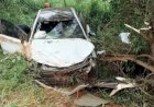 Carro fica totalmente destruído em acidente entre 3 veículos.