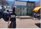 Homem é encontrado morto com lesões no rosto e nos braços em banheiro de posto