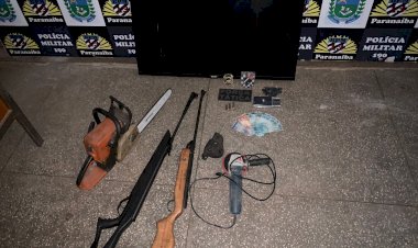 Polícia Militar, em ação conjunta com a Polícia Civil, apreende drogas e armas de fogo durante cumprimento de mandado de busca em residência de Paranaíba.