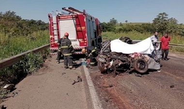 Acidente entre carro e carreta deixa três mortos e dois feridos na BR-158, família seguia para Lagoa Santa