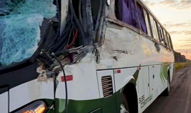 Carreta colide em ônibus com pacientes de Ribas; motorista está na Santa Casa