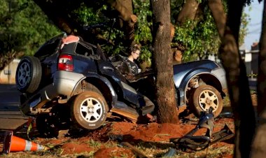 Adolescente pega carro escondido do pai, bate em árvore e passageiro morre