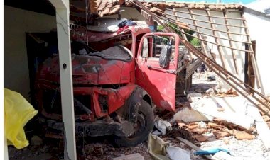 Caminhão desgovernado invade e destrói duas residências em Coxim