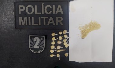 Polícia Militar realizaram o cumprimento de dois mandados de prisão e uma prisão por tráfico de drogas.