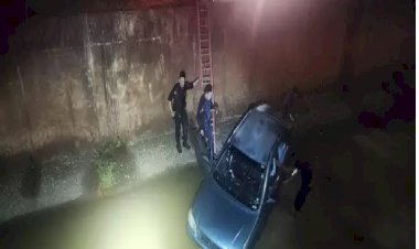 Policiais socorrem bebê e mais três pessoas após carro cair em córrego de Paranaíba