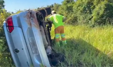 Motorista perde controle, capota várias vezes na BR-163 e dois ficam feridos