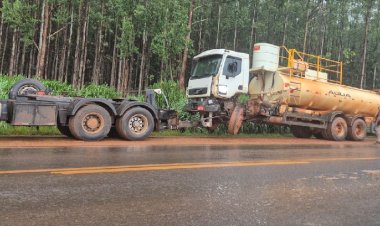 Caminhão pipa e carreta tanque colidem na GO-050 próximo da divisa com MS e provocam interdição de pista