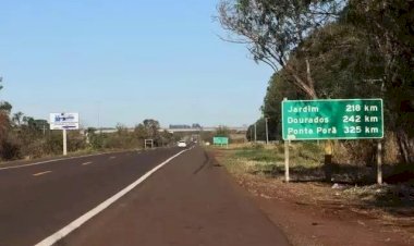 Homem armado se passa por policial, atira e rouba carro em rodovia