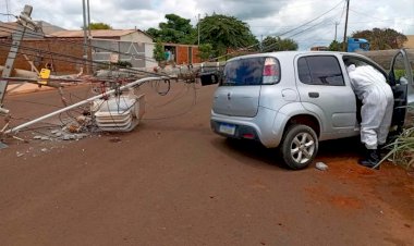 Veículo bate em poste e motorista fica presa em Chapadão do Céu
