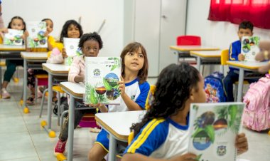 Prefeitura de Chapadão do Sul entrega material do Sistema de Ensino Aprende Brasil na Escola Manoel de Barros