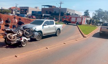 Motocicleta com reboque invade a contramão em viaduto e colide de frente com caminhonete