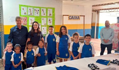 Rede municipal de ensino de Chapadão do Sul inova e entrega uniformes com tênis aos alunos