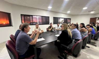 Reunião entre Prefeitura, Câmara e moradores avança em soluções para entrega das 42 casas do Residencial Araras