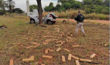 Carro com drogas parte ao meio após bater em árvore durante fuga da PRF