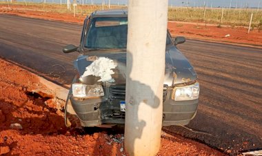 PM prende condutor embriagado após colisão contra poste em Chapadão do Sul