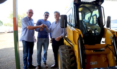 Prefeito Walter Schlatter entrega máquina e equipamentos para serviços viários