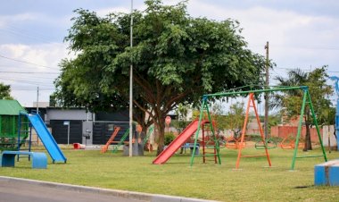 Praça da Rua Maranhão recebe novos equipamentos para lazer das crianças de Chapadão do Sul