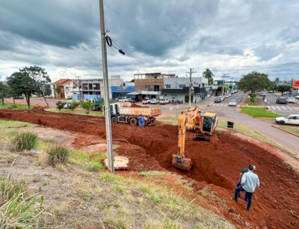 Secretaria de Obras realiza intervenção paliativa para melhorar escoamento de água e evitar novos alagamentos em viadutos