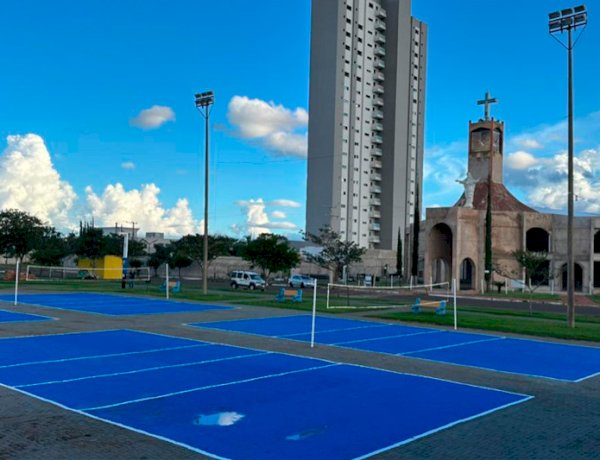Secretaria de Esporte de Chapadão do Sul revitaliza quadras de vôlei na Praça de Eventos e inicia pintura de outras modalidades