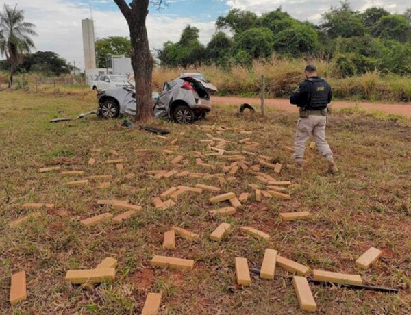 Carro com drogas parte ao meio após bater em árvore durante fuga da PRF
