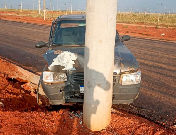 PM prende condutor embriagado após colisão contra poste em Chapadão do Sul