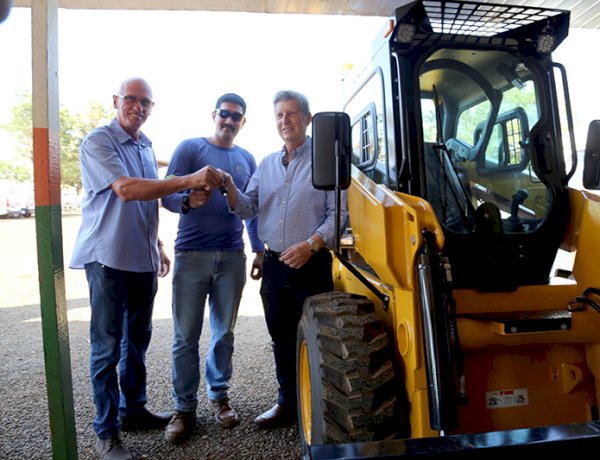 Prefeito Walter Schlatter entrega máquina e equipamentos para serviços viários