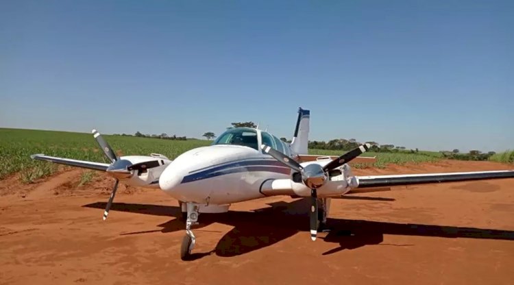 FAB intercepta avião após tiros de detenção e PF apreende carga de cocaína