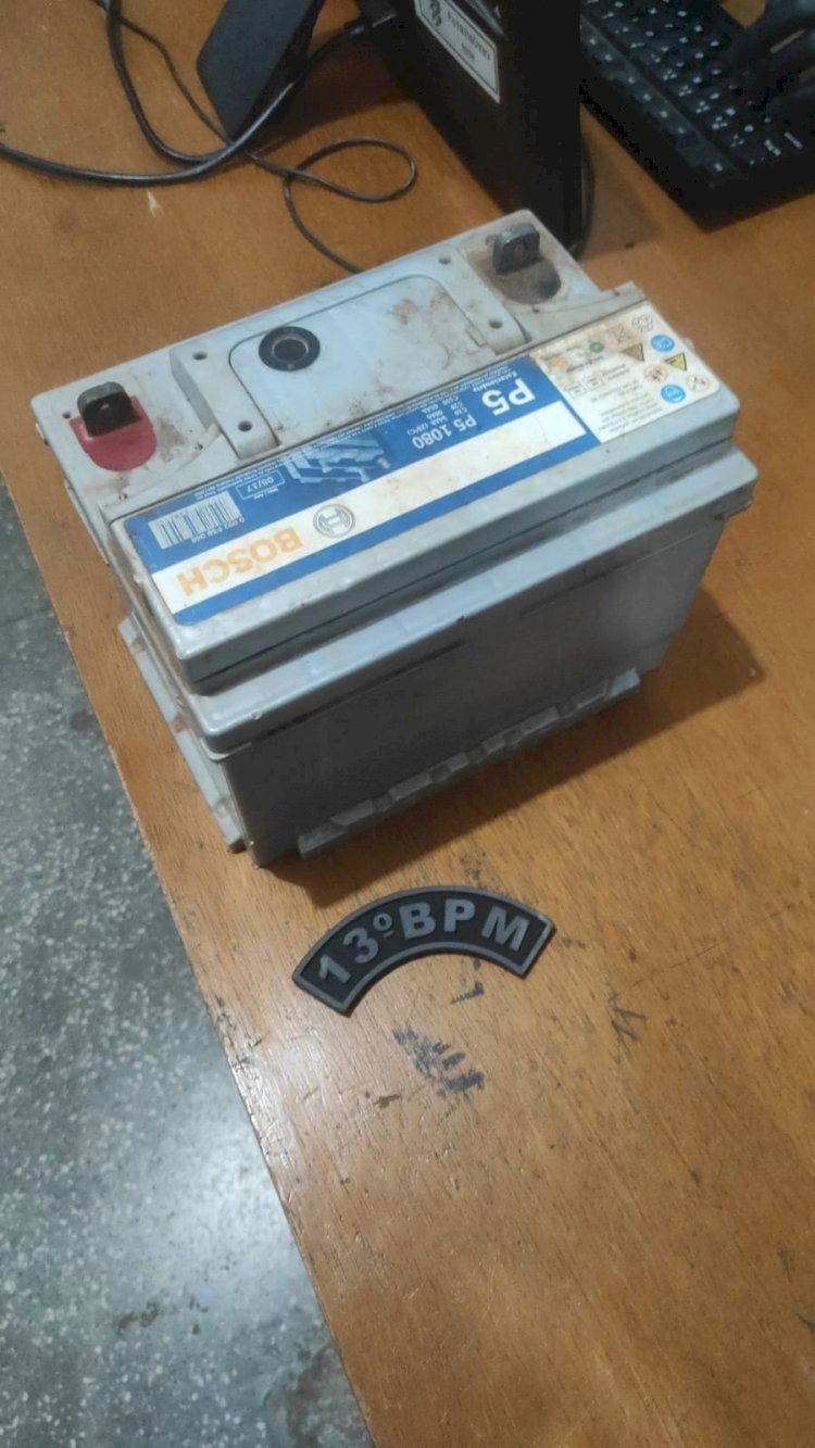 Polícia Militar conduz a delegacia homem suspeito de furtar bateria de carro, em Paranaíba.