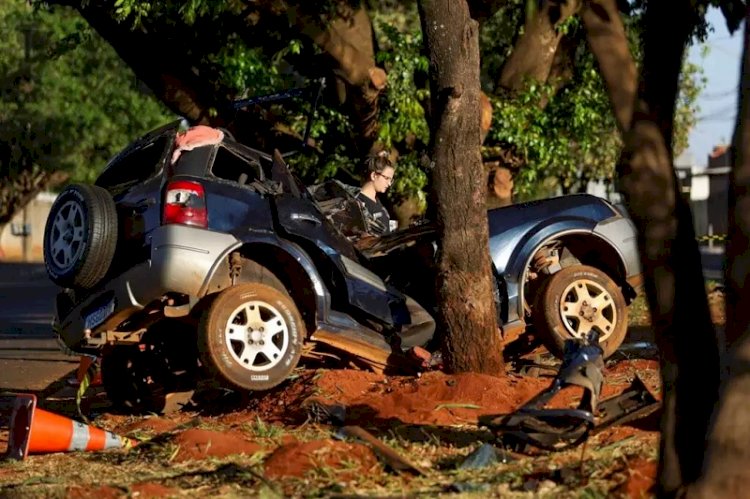 Adolescente pega carro escondido do pai, bate em árvore e passageiro morre