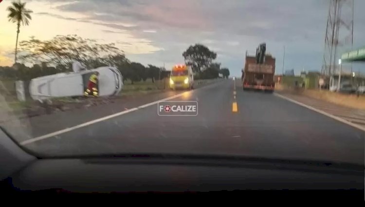 Carro funerário capota na BR-364 ao transportar corpo de jovem vítima de acidente em Paranaiguara