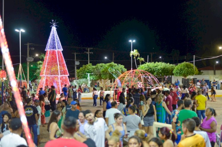 Aparecida do Taboado dá início às festividades natalinas com a inauguração das luzes de Natal e chegada do Papai Noel