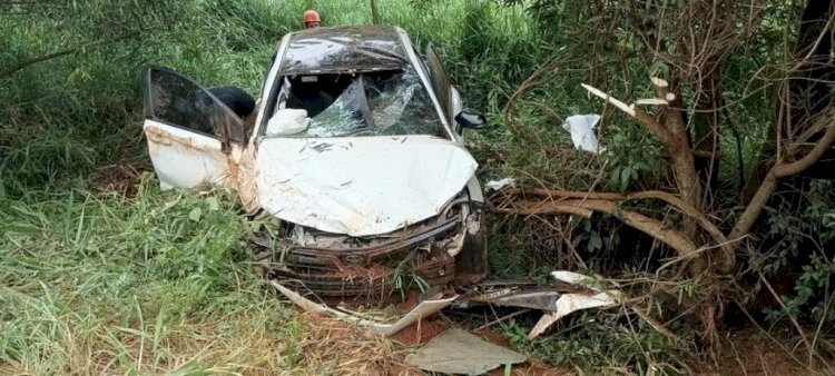 Carro fica totalmente destruído em acidente entre 3 veículos.