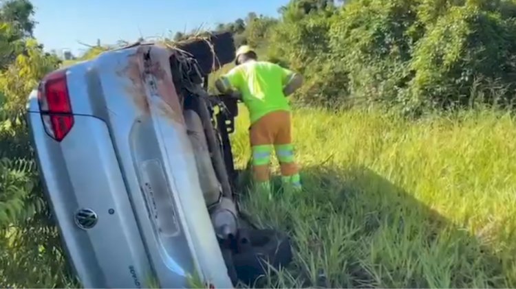 Motorista perde controle, capota várias vezes na BR-163 e dois ficam feridos