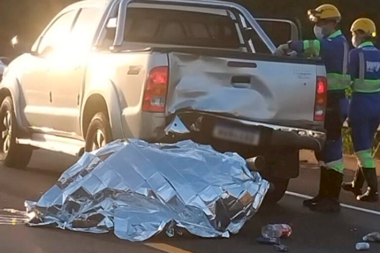 Motociclista morre ao colidir Biz na traseira de Hilux em sistema Pare/Siga na BR-158