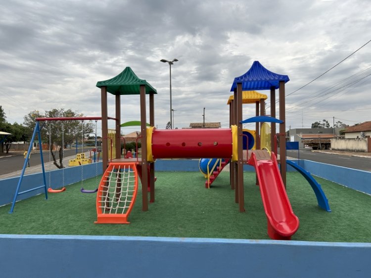 Prefeitura de Costa Rica investe mais de R$ 500 mil em recreação infantil com a instalação de novos playgrounds em praças da cidade