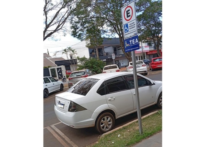 Moradora denuncia desrespeito em vaga exclusiva para autistas em Chapadão do Sul
