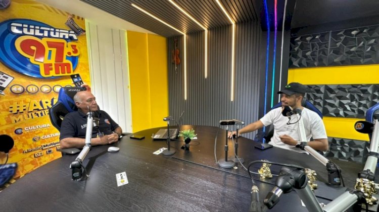 Coordenador de Cultura participa de entrevista na rádio e destaca oportunidades para artistas de Chapadão do Sul