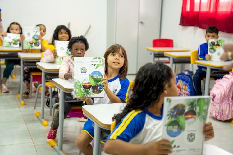 Prefeitura de Chapadão do Sul entrega material do Sistema de Ensino Aprende Brasil na Escola Manoel de Barros