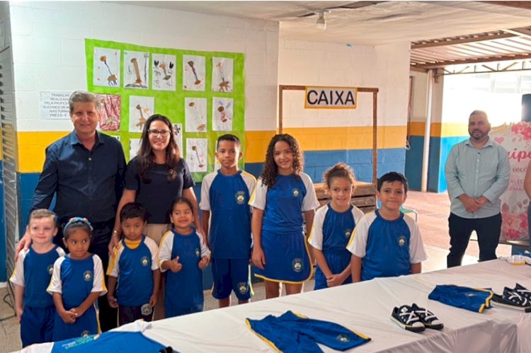 Rede municipal de ensino de Chapadão do Sul inova e entrega uniformes com tênis aos alunos