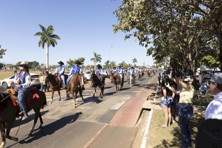 Com apoio institucional da Prefeitura, Chapadão do Sul realiza a maior cavalgada de sua história e abre oficialmente a 32ª EXPOSUL