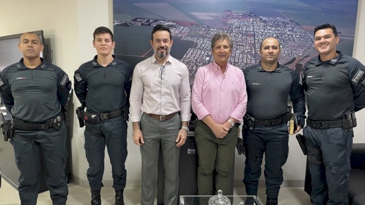 Prefeito Walter Schlatter recebe e dá as boas-vindas ao novo comandante da Polícia Militar de Chapadão do Sul