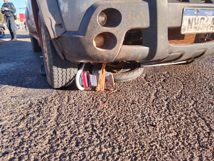 Jovem fica ferida após acidente entre bicicleta elétrica e Fiat Strada em frente à rodoviária de Chapadão do Sul