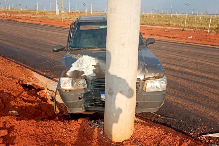 PM prende condutor embriagado após colisão contra poste em Chapadão do Sul