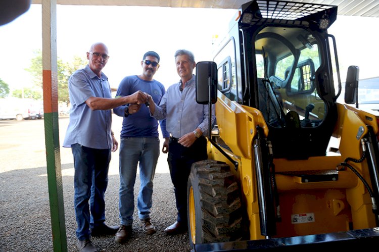 Prefeito Walter Schlatter entrega máquina e equipamentos para serviços viários